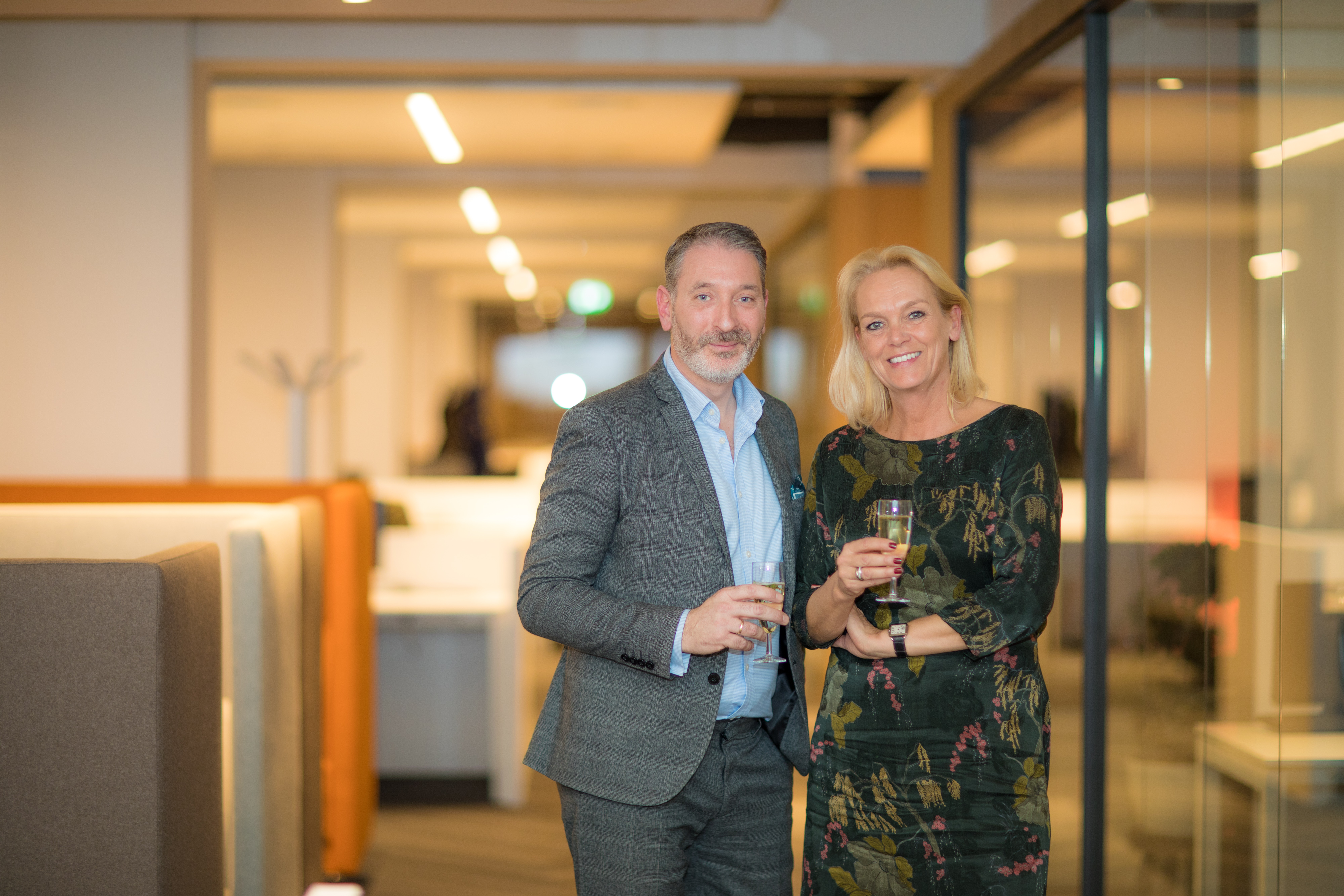 Jeroen Redder, Manager van het Business Center en Eveline Steenbergen, Managing Director van WTC Rotterdam in het vernieuwde Business Center bij de feestelijke opening. Foto: Gerrit Vermeulen